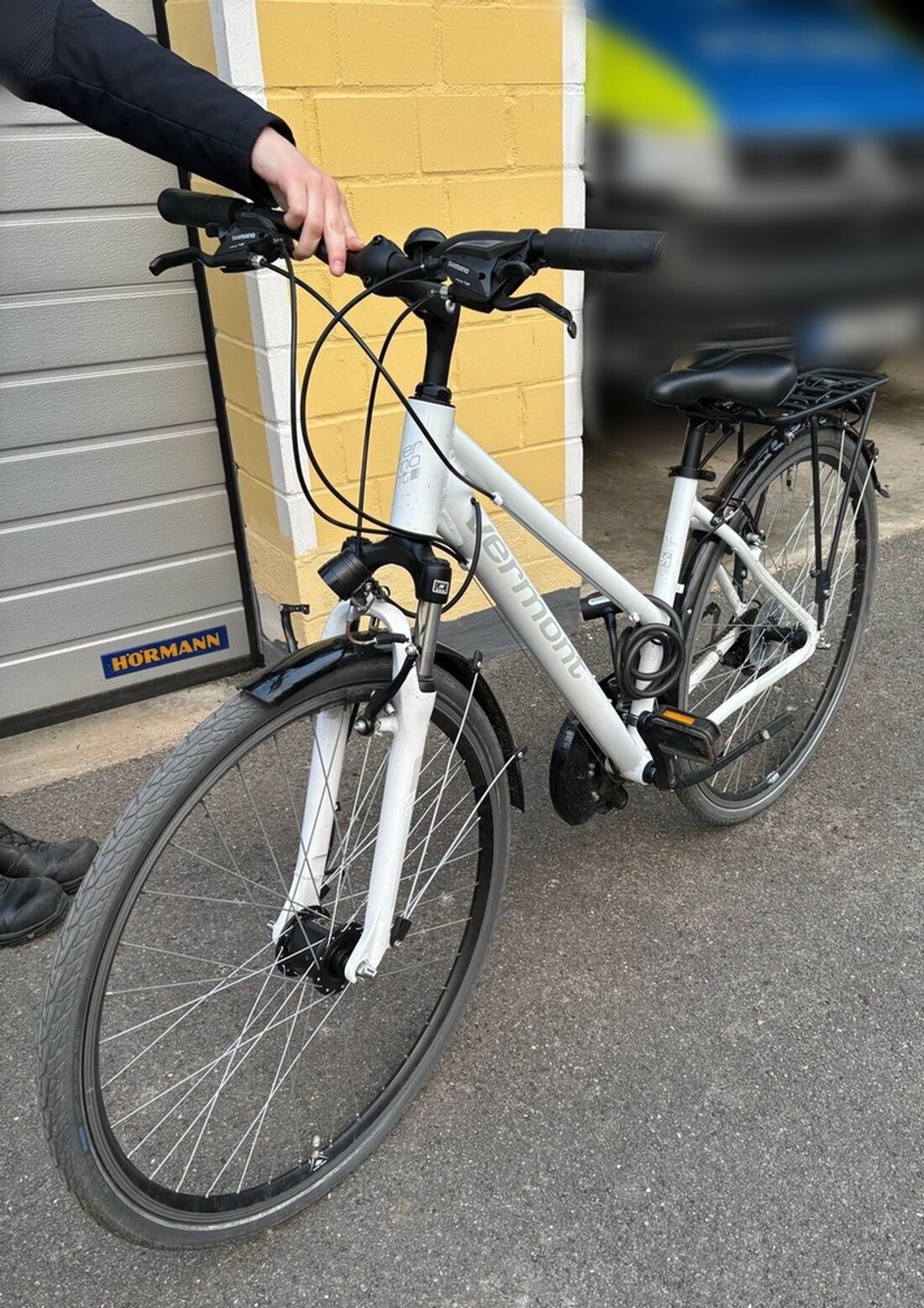 Die Polizei Hildesheim sucht Zeugen zu einem weißen Fahrrad der Marke Vermont, das am 24.03.2025 in Elze gefunden wurde.