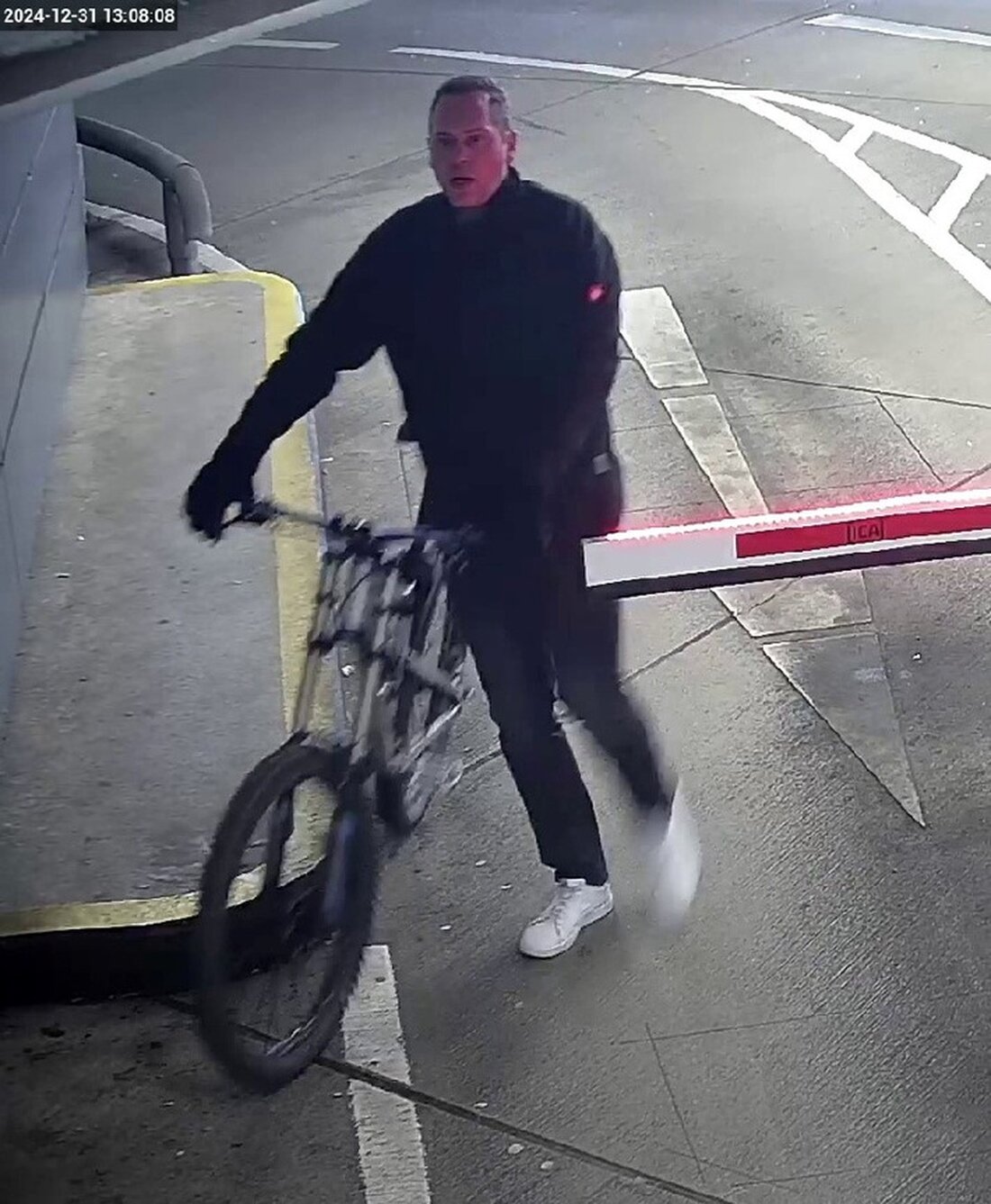 Öffentlichkeitsfahndung der Polizei Braunschweig nach Sachbeschädigung an PKW, verursacht durch Streit mit einem Radfahrer.