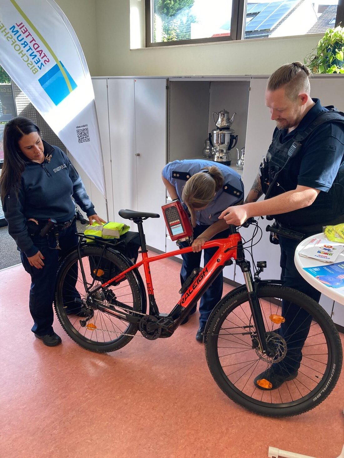 Am 23. April führte die Polizeistation Maintal zusammen mit der Stadtpolizei eine erfolgreiche Fahrradcodieraktion durch. Bürger konnten kostenlos ihre Fahrräder mit einer Identifikationsnummer versehen lassen, um Diebstahl vorzubeugen.