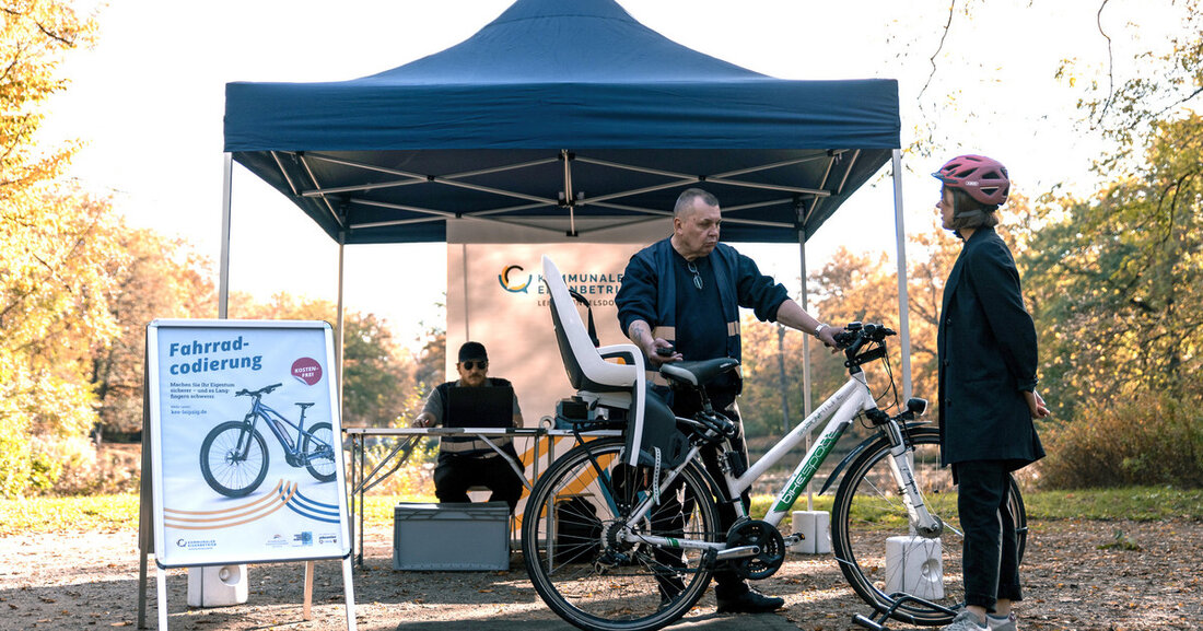 Fahrradcodierung und Mobilitätsberatung vor dem Umweltinformationszentrum Zum Thema Rad und Mobilität wird am Dienstag, den 23. Mai 2023, vor dem Umweltinformationszentrum (UiZ) der Stadt Leipzig eine persönliche Beratung angeboten. © Alexander Thoms Von 14 bis 17 Uhr ist der Bürgerdienst LE des Kommunalen Eigenbetriebes Leipzig-Engelsdorf vor dem UiZ zu Gast und bietet die Fahrradcodierung an. Leipzigerinnen und Leipziger können dabei vor Ort kostenfrei ihr Fahrrad registrieren lassen, um es so besser gegen Diebstahl zu schützen. Im gleichen Zeitraum berät der Allgemeine Deutsche Fahrrad-Club e. V. (ADFC) zu umweltfreundlicher Mobilität. Individuell beraten wird zum Beispiel zu den Themen Fahrradleihe, Versicherungen, Kindersitze &hellip;