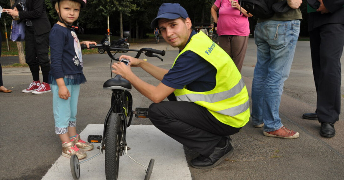 Fahrradregistrierung vor dem UiZ möglich Am Dienstag, 28. März 2023, wird der Bürgerdienst LE des Kommunalen Eigenbetriebes Leipzig-Engelsdorf (KEE) von 14 bis 17 Uhr vor dem Umweltinformationszentrum der Stadt Leipzig (UiZ) kostenlos Fahrräder registrieren. Registrierung des 100.000 Fahrrads auf der Sachsenbrücke © Stadt Leipzig / Quo Interessierte Leipzigerinnen und Leipziger können ihr Fahrrad so besser gegen Diebstahl zu schützen. Weitere Informationen gibt es auf www.leipzig.de/uiz und www.kee-leipzig.de sowie unter Tel. (0341) 123-6711 und (0341) 6594816.