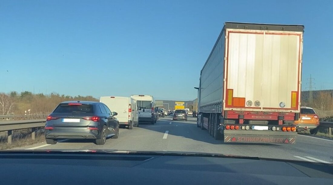 Ein Fahrzeugbrand auf der A6 bei Ramstein führte am 20.03.2025 zu starken Staus und einem Appell zur Rettungsgasse.