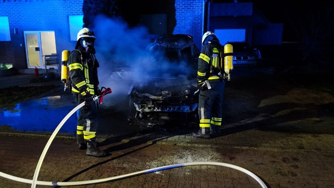 Freiwillige Feuerwehr Bedburg-Hau alarmiert zu Fahrzeugbrand an Mehrfamilienhaus. Brandbekämpfung erfolgreich durchgeführt.