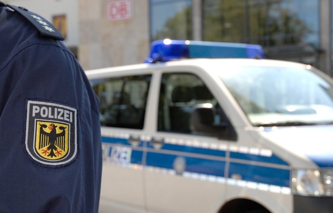 Bei Grenzkontrollen in einem Zug zwischen Kufstein und Rosenheim wurde ein Mann festgenommen, der sich als Finne ausgab. Die Überprüfung enthüllte seine wahre Identität als kasachischen Staatsbürger mit einem Haftbefehl wegen unerlaubter Einreise.