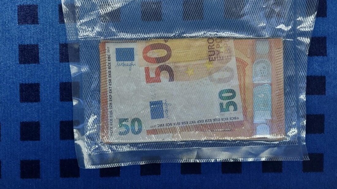 Bundespolizisten kontrollieren einen 27-Jährigen in einem Regionalexpress und entdecken 1500 Euro Falschgeld sowie halluzinogene Pilze.
