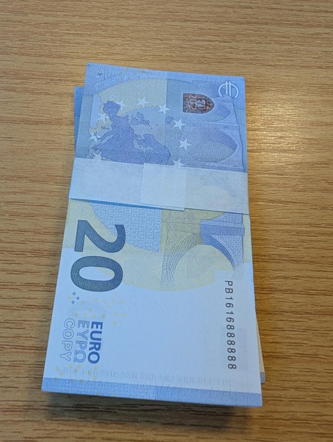 Bundespolizei Bremen sichert Falschgeld im Hauptbahnhof: 15-Jähriger wollte mit gefälschtem Geld einkaufen. Ermittlungen laufen.