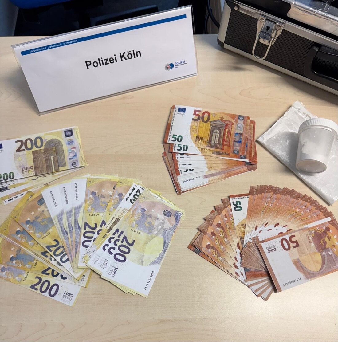 Die Polizei Köln hat einen 46-jährigen Bahnreisenden mit über 20.000 Euro Falschgeld festgenommen. Ermittlungen laufen.