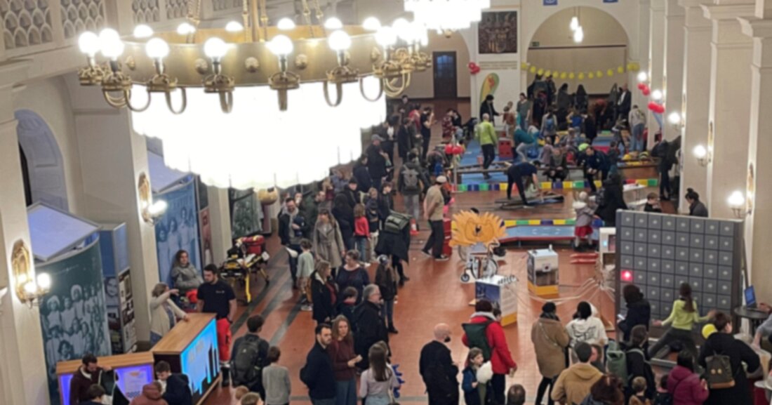 Das im Februar 2024 stattgefundene FamilienSpieleFest im Neuen Rathaus war mit über 3.400 begeisterten Besuchern und Besucherinnen ein großer Erfolg. Bei schönstem Sonnenwetter bot das Fest einen Tag voller Spaß, Spiel und Gemeinschaft für Groß und Klein. Mit einer breiten Palette an Spielen von klassischen Brettspielen bis hin zu Outdoor-Aktivitäten an über 35 Ständen zog das Fest Gäste jeden Alters an. Besonders hervorgehoben wurden die Organisatorinnen, Helfer und Sponsoren, die durch ihre großzügige Unterstützung mit Zeit und Ideen zum Gelingen des FamilienSpieleFestes beigetragen haben. Das Fest wurde von der Jugendbürgermeisterin Vicki Felthaus eröffnet, die betonte, wie wichtig es sei, gemeinsame …
