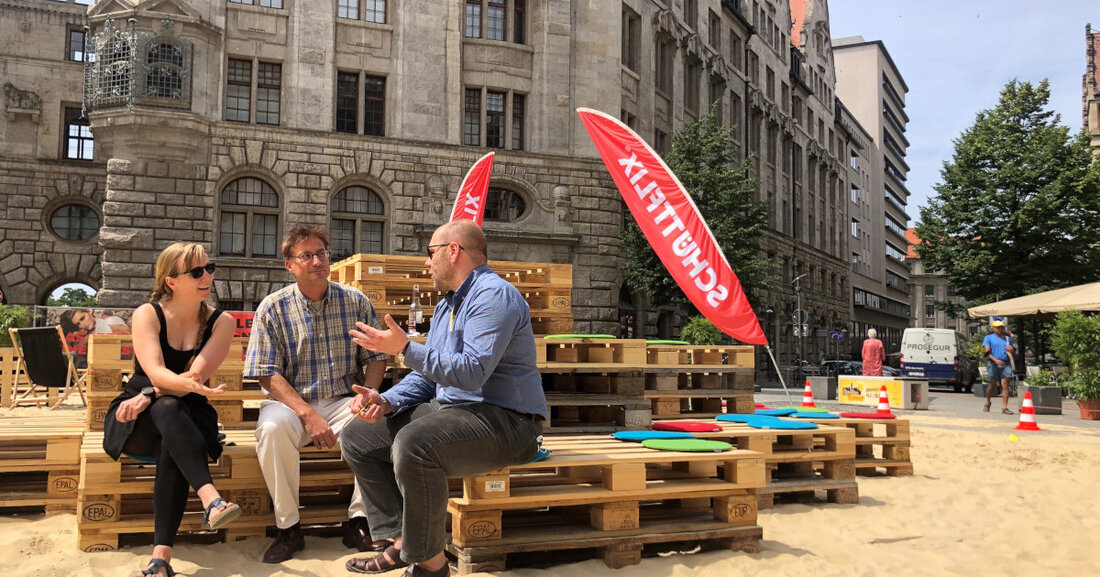 Familiensommer auf dem Leipziger Burgplatz Strandfeeling auf dem Burgplatz – was im Jahr 2021 noch eine Premiere war, findet in diesem Jahr seine Fortsetzung. Das Konzept für den „Familiensommer“ wurde vom Amt für Wirtschaftsförderung der Stadt Leipzig, dem Centermanagement Petersbogen sowie dem expika e.V. in Zusammenarbeit mit der agentur kmr entwickelt. Familiensommer Burgplatz © Linh Vu / Stadt Leipzig Noch bis zum 28. August 2022, täglich zwischen 11 und 22 Uhr, wird das sandige Areal neben dem Neuen Rathaus zu einem Ort der Begegnung – für Familien, Jung und Alt, Sportliche und Entspannungssuchende. Mitmachaktionen und Livemusik Aufwendige Relax-Bereiche mit Beach-Atmosphäre, &hellip;