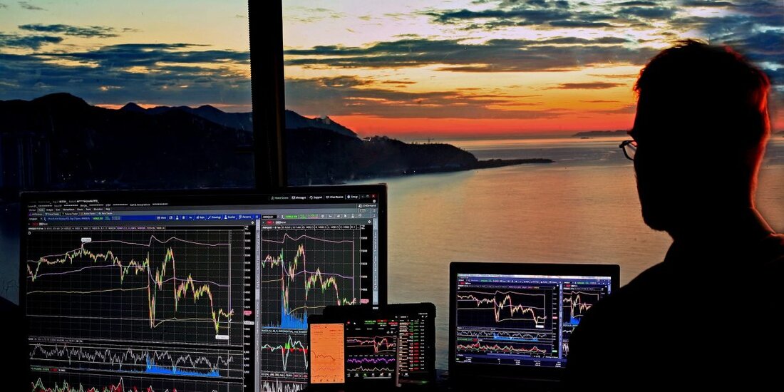 Seit der Einführung von Bitcoin sind mehr als 10 Jahre vergangen und damit der Beginn eines globalen Kryptowährungs-Hypes. Heute ist Krypto-Day-Trading ein beliebtes Hobby, das sowohl hohe Risiken als auch hohe Gewinne mit sich bringt. Für manche ist es sogar ein Vollzeitjob und ein Haupteinkommen geworden. Das Ziel ist es, niedrig zu kaufen, hoch zu verkaufen und einen Gewinn aus der Differenz der Preisbewegungen zu erzielen. Es ist ein extrem volatiler Markt mit vielen Gewinn- und Verlustmöglichkeiten. Bevor Sie beginnen, ist es eine gute Idee, a Daytrading-Leitfaden für Anfänger um Ihre Krypto-Trading-Erfahrung zu verbessern. Bevor Sie mit dem Daytrading von …