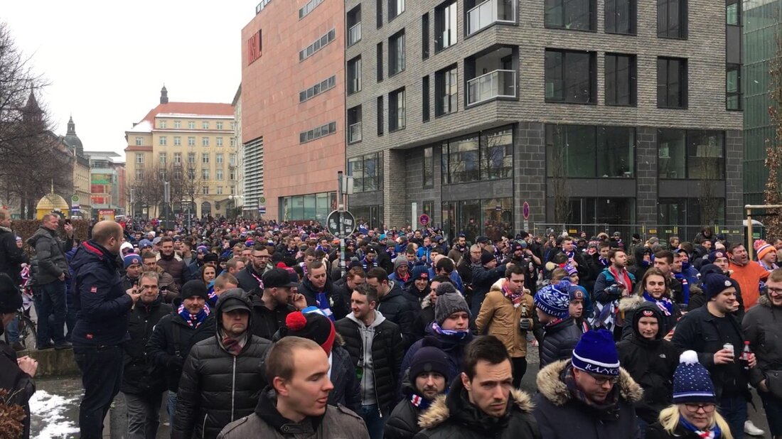 Die Schotten sind da! Wir waren dort beim Fanmarsch der Rangers-Fans durch die Stadt Leipzig. Alle Informationen und Bilder finden Sie hier http://bit.ly/2irqRT3. Youtube-Link