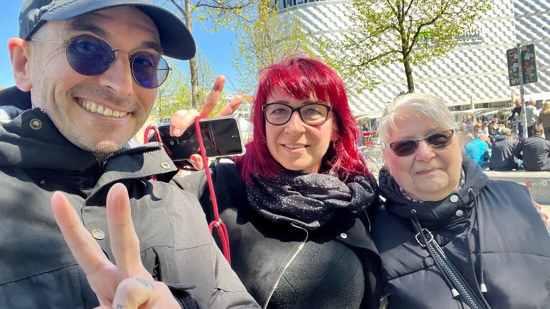 Fanbesuch vor der Blechdose in Leipzig 😌 Sie war schon beim zweiten Wave-Gotik-Treffen 🦇 Youtube-Link
