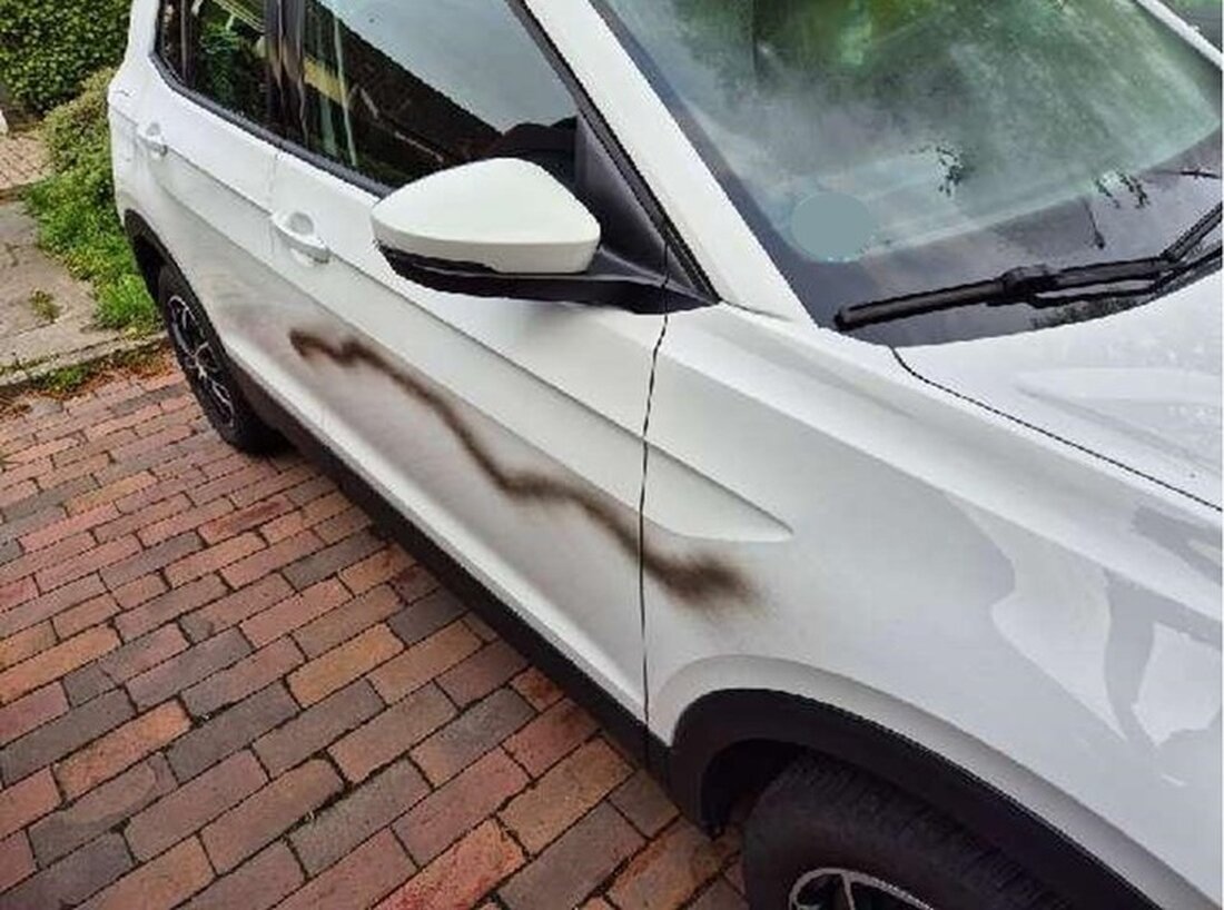 In Helmstedt wurden mehrere PKW mit Farbe besprüht. Die Polizei sucht Zeugen des Vorfalls vom 22. auf den 23. April 2025.