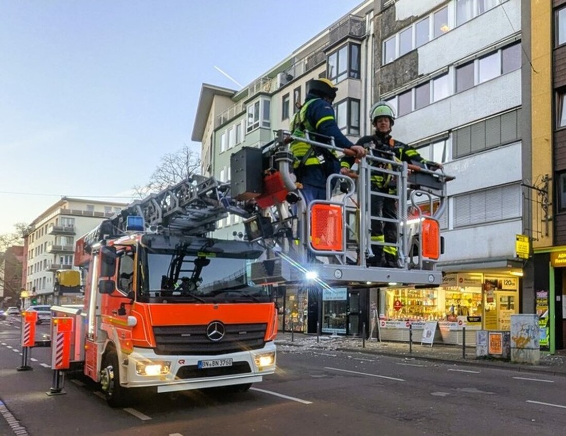 Fassadenteile stürzen in Bonn auf Gehweg; zwei Passanten verletzt. Feuerwehr sichert die Gefahrenstelle und leitet Rettungsmaßnahmen ein.