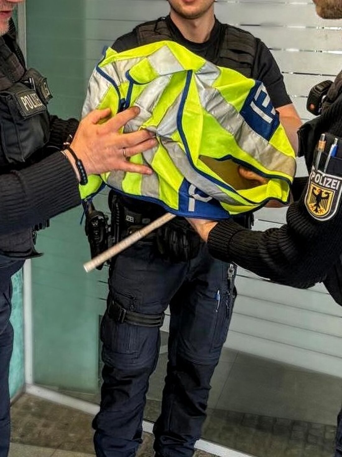 Bundespolizei befreit am Kieler Bahnhof einen entflogenen Wellensittich aus einer Sparkasse – mit einem Zollstock als Hilfsmittel.