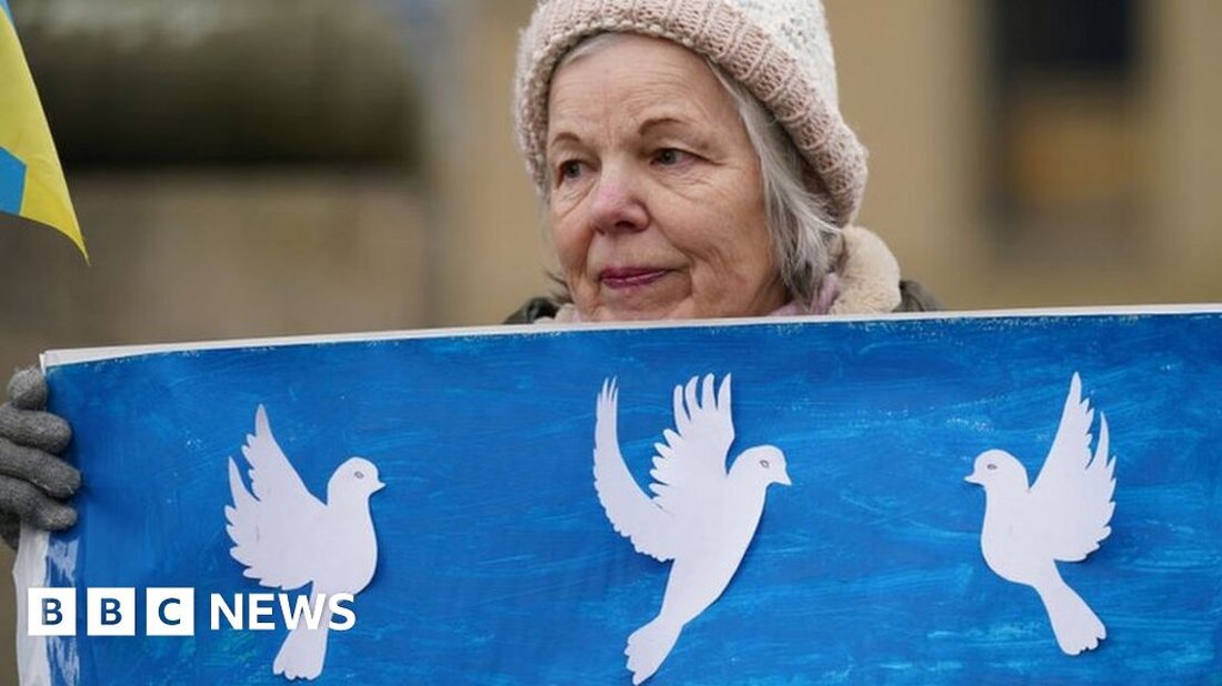 Anlässlich des Jahrestages der umfassenden russischen Invasion in der Ukraine am 24. Februar 2022 finden Zeremonien statt. Ein Jahr nach Kriegsbeginn fanden Veranstaltungen in der ukrainischen Hauptstadt Kiew und anderen Weltstädten statt. Der ukrainische Präsident Wolodymyr Selenskyj übergibt einem Militärangehörigen während einer Zeremonie mit dem Titel „Februar, Jahr, Unbesiegbarkeit“ auf dem Sofiivska-Platz in Kiew eine Flagge. „Wir haben durchgehalten. Wir wurden nicht besiegt“, sagt Selenskyj und verspricht, dass die Ukraine alles tun wird, um ein Jahr nach dem Einmarsch der russischen Streitkräfte zu gewinnen. Um 11:00 Uhr GMT wurde im gesamten Vereinigten Königreich eine Schweigeminute abgehalten, angeführt von Premierminister Rishi …