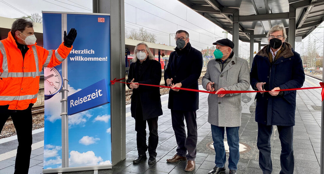 Mit dem neuen Mittelbahnsteig wird der Bahnhof Stuttgart-Vaihingen zu einem wichtigen Umsteigebahnhof für den öffentlichen Personennahverkehr. Die Investitionen des Landes von rund zehn Millionen Euro haben für viele Pendler zu kürzeren Reisezeiten geführt. Es ist vollbracht: Pünktlich zum Fahrplanänderung der neue Bahnsteig an den Gleisen 4 und 6 in Stuttgart-Vaihingen geht vollständig in Betrieb. das Deutsche Bahn (DB) hat die Bahnhof im Auftrag des Verkehrsministeriums Baden-Württemberg seit November letzten Jahres. Rund zehn Millionen Euro hat das Land Baden-Württemberg in die Maßnahme investiert. Winfried Hermann, Verkehrsminister des Landes Baden-Württemberg, Thomas Bopp, Vorsitzender Verband der Region Stuttgart, Peter Pätzold, Oberbürgermeister der Stadt …