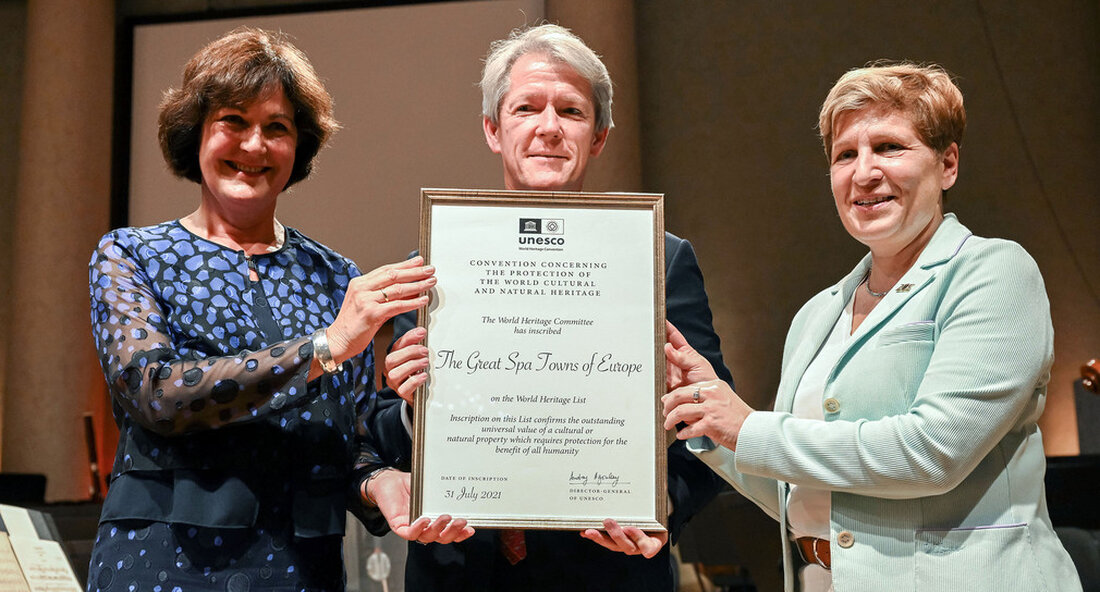 In Baden-Baden fand die feierliche Übergabe der Welterbeurkunde für „Die bedeutenden Kurstädte Europas“ und ein großes Welterbefest statt. Sieben der 51 UNESCO-Welterbestätten Deutschlands liegen in Baden-Württemberg. Der Minister für Regionalentwicklung und Wohnungsbau, Nicole Razaviam 4. Juni 2022, zusammen mit Oberbürgermeisterin Margret Mergen, Stadt Baden-Baden, durch Botschafter Dr. Peter Reuss, Ständigen Vertreter der Bundesrepublik Deutschland bei der Organisation der Vereinten Nationen für Erziehung, Wissenschaft und Kultur (UNESCO), der Welterbeurkunde für „Die großen Kurstädte Europas“ präsentiert bekommen. Den feierlichen Rahmen bot die Weinbrenner Halle im Kurhaus in Baden-Baden und der Philharmonie Baden-Baden. „Die Freude über die Entscheidung des UNESCO-Welterbekomitees ist nach wie …