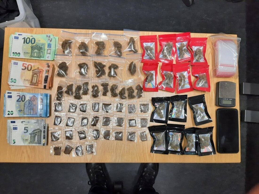 Bundespolizei festnimmt gesuchten Mann am Bahnhof Berlin-Gesundbrunnen. Bei der Kontrolle wurden 80 Gramm Drogen, Bargeld und eine Feinwaage sichergestellt. Erfahren Sie mehr über die Hintergründe und das Ermittlungsverfahren wegen Verstoßes gegen das Konsumcannabisgesetz.