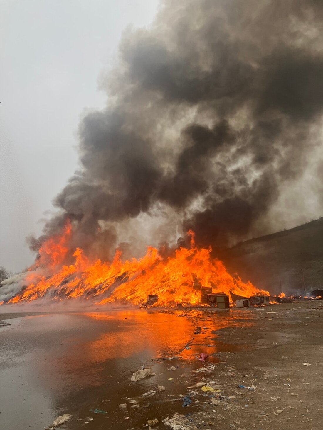 Ein Brand auf der Mülldeponie in Hannover-Lahe erforderte den Einsatz von 50 Feuerwehrkräften. Verletzte gab es keine, Ursache unklar.
