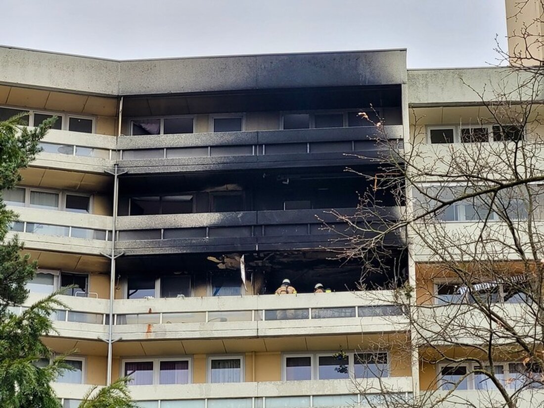 Feuerwehr rettet zwei Kinder aus brennendem Hochhaus in Gronau. Ein Schwerverletzter, fünf weitere Personen leicht verletzt. 55 Betroffene betreut.
