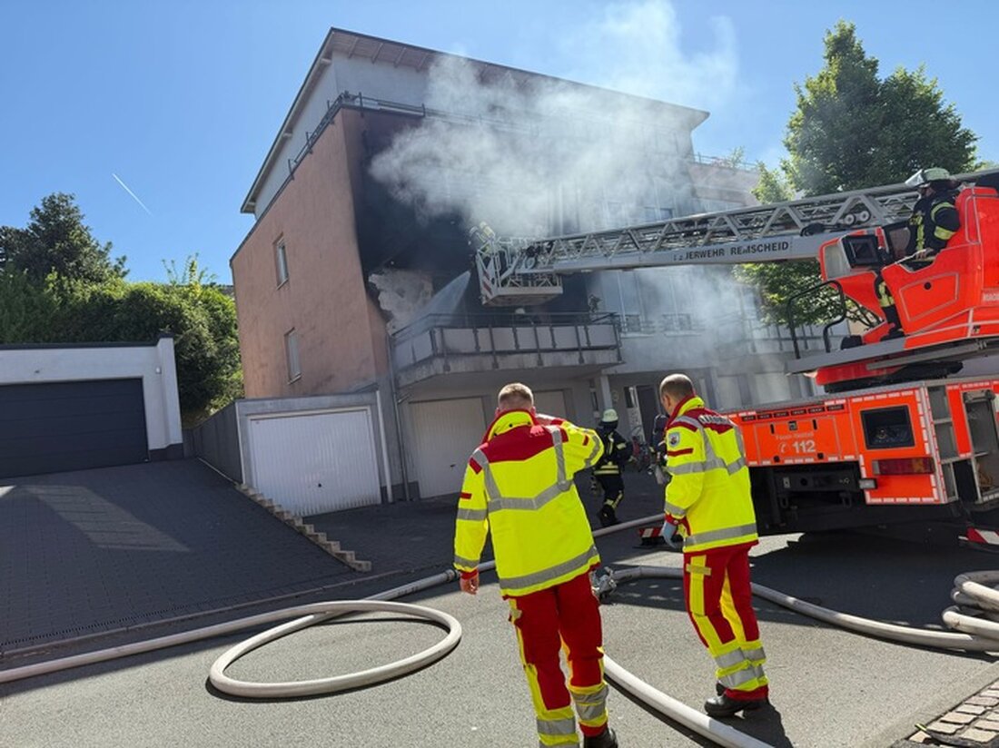 Am 28. April bekämpfte die Feuerwehr Remscheid einen Balkonbrand in der Roonstraße und verhinderte die Ausbreitung. Evakuierung erfolgreich.