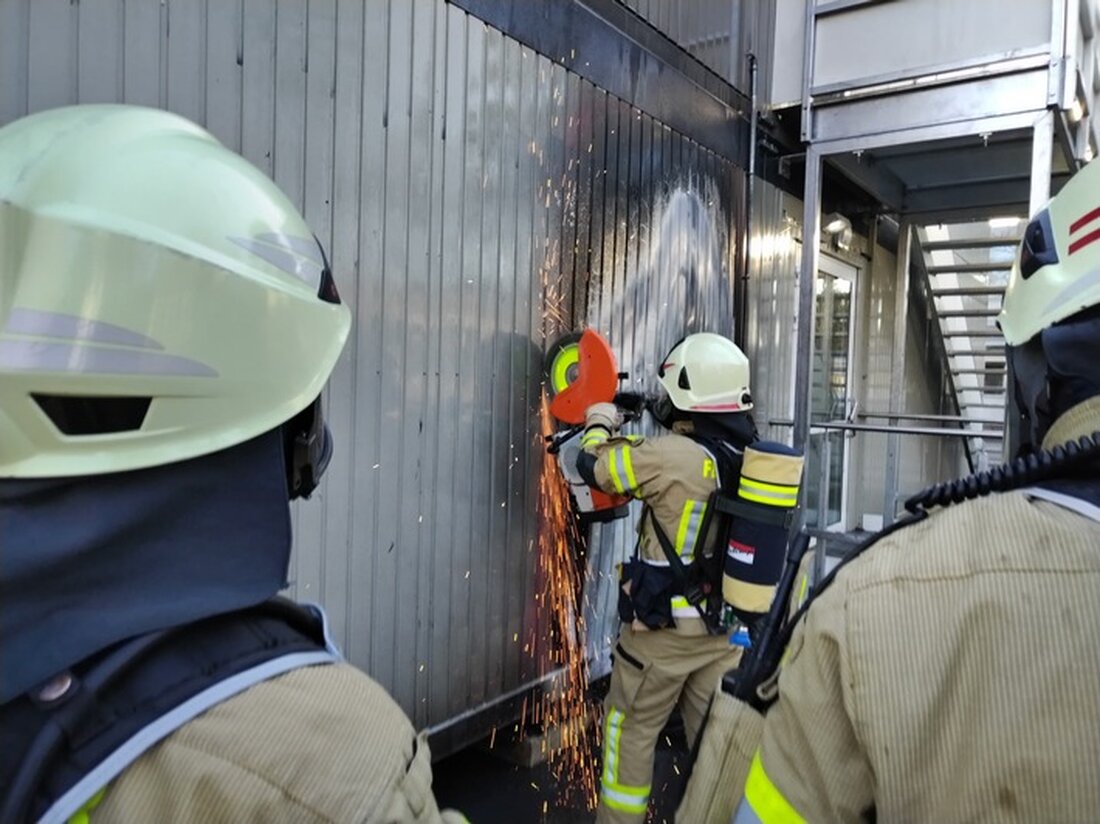 Feuerwehr Lehrte eilte am Samstag zu einem Brand unter einem Schulcontainer in der Kernstadt. Schnelles Eingreifen verhinderte Schlimmeres.
