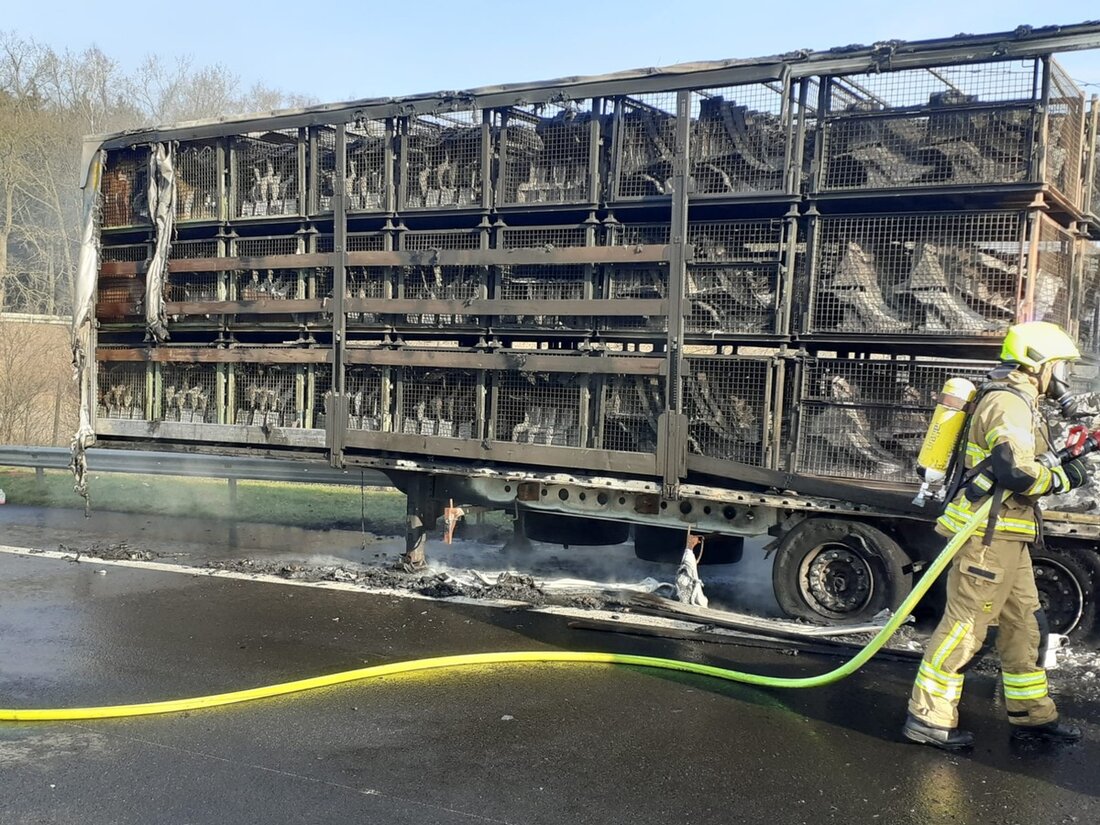 Feuer an Sattelauflieger auf der A27 verursacht Stau bis in den Nachmittag. Polizei vermutet technischen Defekt als Ursache.