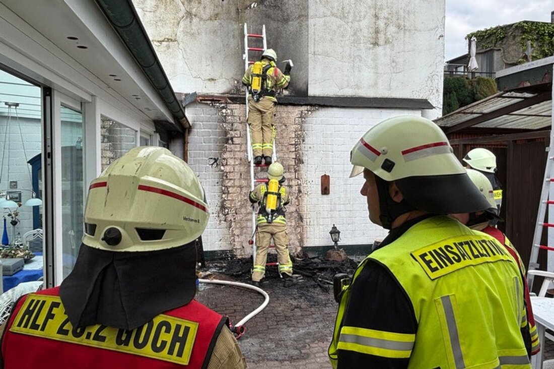 Am Karl-Baums-Weg in Goch brach ein Feuer in einem Innenhof aus. Die Feuerwehr konnte schnell löschen, Verletzte gab es keine.