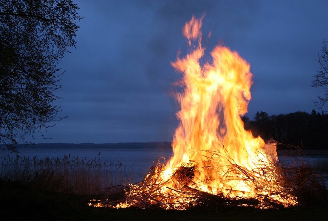 Evakuierung Brand bei Kaufland-Südost: Feuerwehreinsatz in Altenburg !Bildunterschrift anzeigen Am Kaufland-Markt in Altenburg-Südost ist am Dienstagnachmittag ein Brand ausgebrochen. Sofort wurde evakuiert. Schreckmoment für zahlreiche Kunden des Kaufland-Marktes in Altenburg-Südost: Am Dienstagnachmittag brach im Gebäude ein Feuer aus. Sofort wurde evakuiert. Philipp Rosenkranz und Kay Würker, 19.09.2023, 17:40 Uhr Altenburg. Im Gebäude des Kaufland-Marktes in Altenburg-Südost ist am Dienstag ein Brand ausgebrochen. Kurz vor 16 Uhr löste die Brandmeldeanlage des Einkaufskomplexes Alarm aus – sämtliche Kunden sowohl des Supermarktes als auch anderer Geschäfte vor Ort mussten das Objekt verlassen. Sowohl die Berufsfeuerwehr als auch die Freiwillige Feuerwehr Altenburg rückten mit …