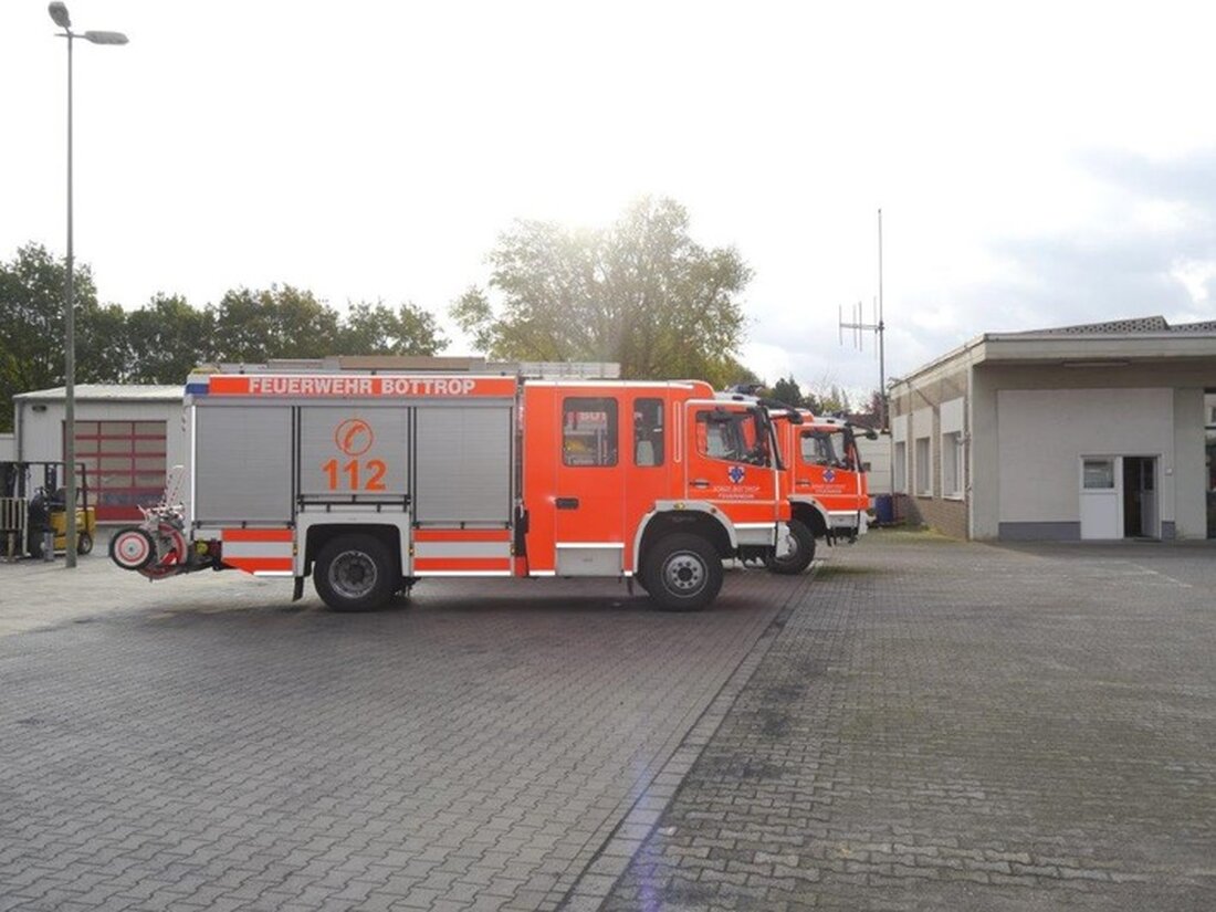 Feuerwehr Bottrop löscht Brand auf Baustelle: Radlader-Reifen und Bitumenbehälter in Flammen, Einsatzkräfte schnell vor Ort.