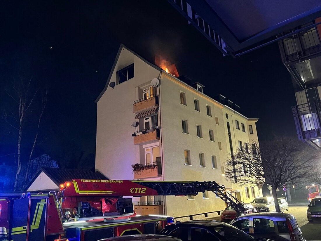 In Bremerhaven, erneut ein Dachgeschossbrand in der Straße An der Pauluskirche. Feuerwehr rettet Bewohner; Ursachen unklar.