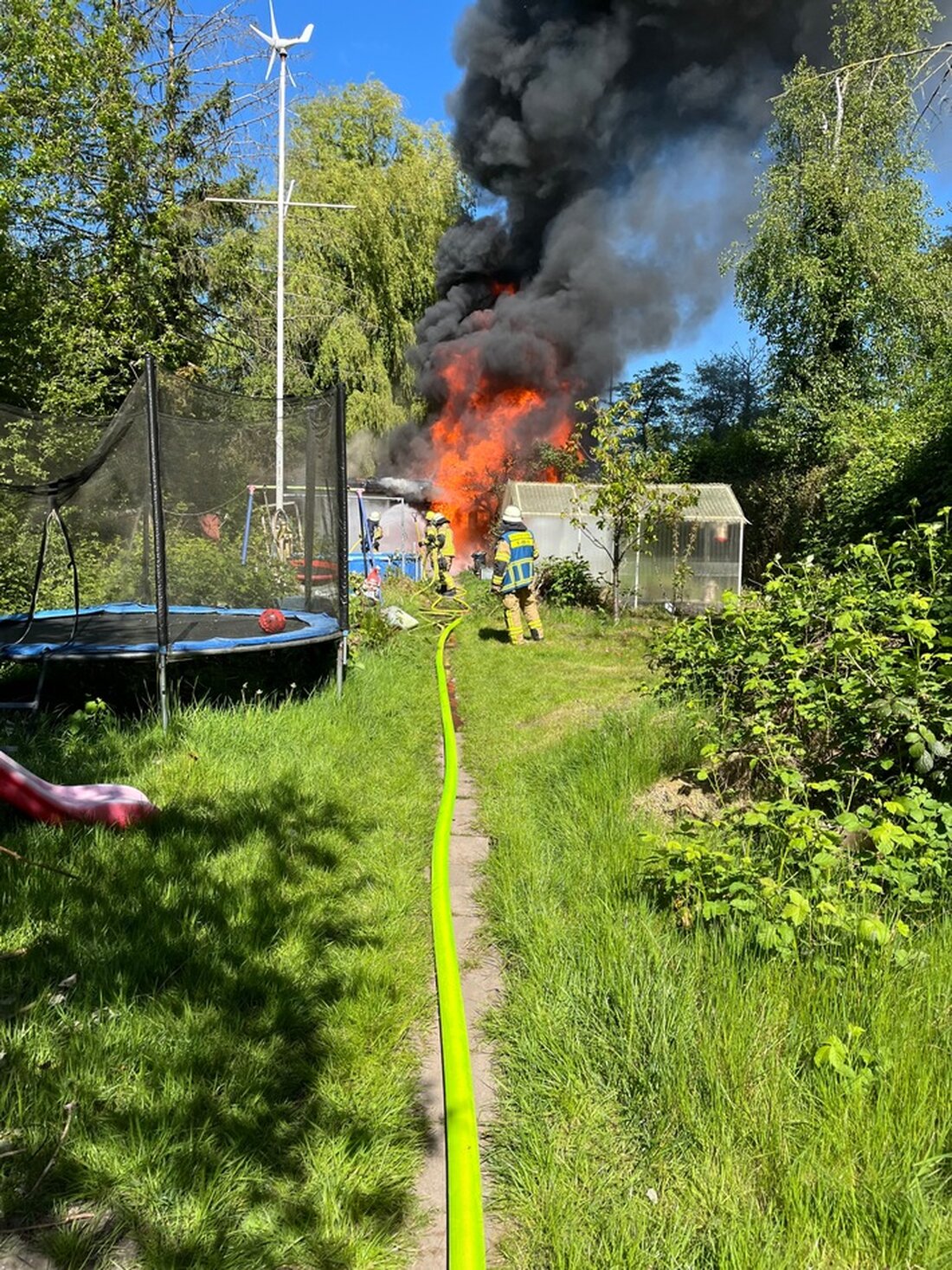 Feuerwehr Bremerhaven kämpfte am Nachmittag in der Jahnstraße gegen einen Gartenbrand. 800 Liter Heizöl traten aus.