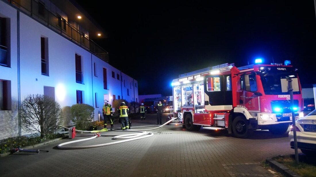 Freiwillige Feuerwehr Celle rettet schnelle Eingreiftruppe bei Wohnungsbrand am Rauterbergweg. Keine Personen in Gefahr.