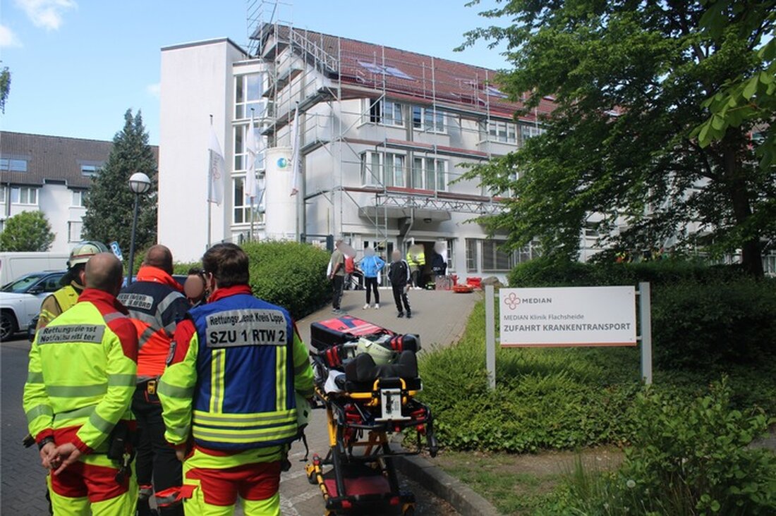 Die Feuerwehr Bad Salzuflen löschte am Forsthausweg einen Brand in der Klinik Flachsheide. Rund 40 Einsatzkräfte waren vor Ort, Verletzte gab es keine.