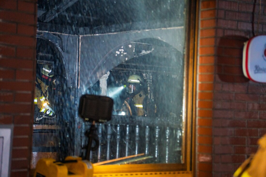 In Menden rettete die Feuerwehr sechs Bewohner aus einem brennenden Restaurant. Der Brand wurde schnell gelöscht.
