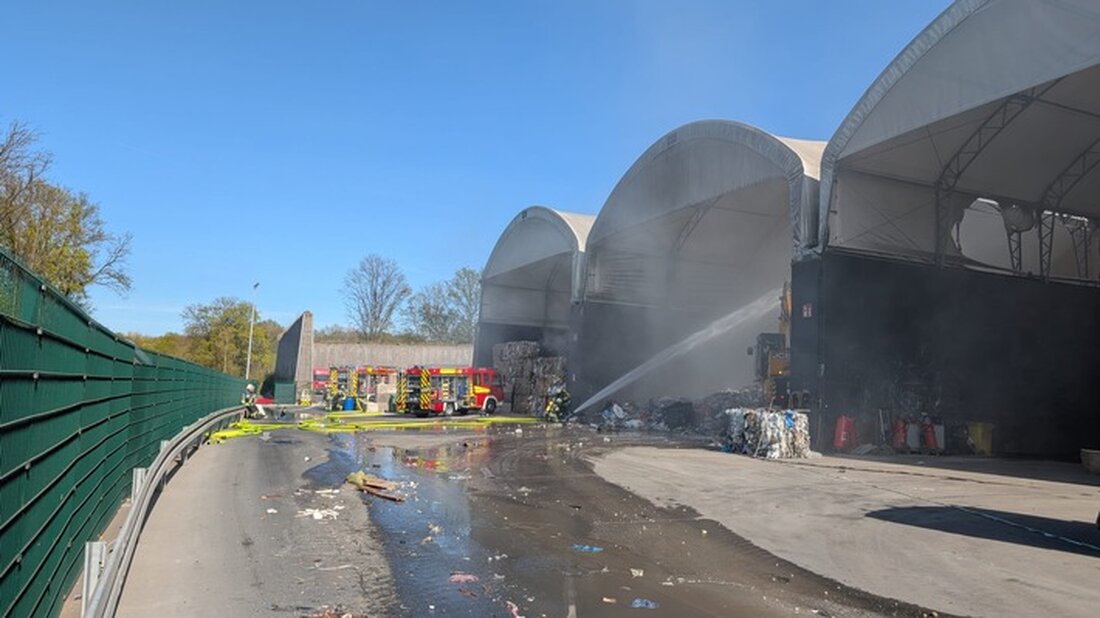 Einsatz der Freiwilligen Feuerwehr Werne bei Brand in Müllremise der Firma RCS. Rauchwarnung und schnelle Einsatzmaßnahmen.