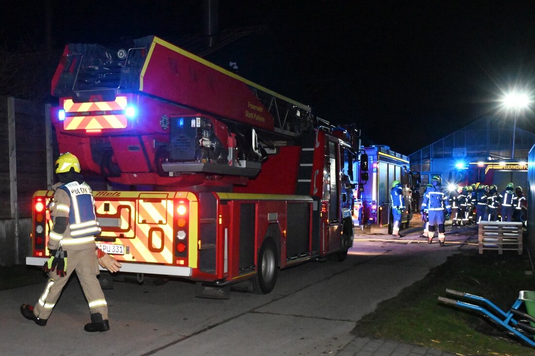 Am 29.01. brannte in Pulheim-Sinnersdorf eine Gärtnerei. Feuerwehr kontrollierte schnell das Feuer, niemand verletzt.