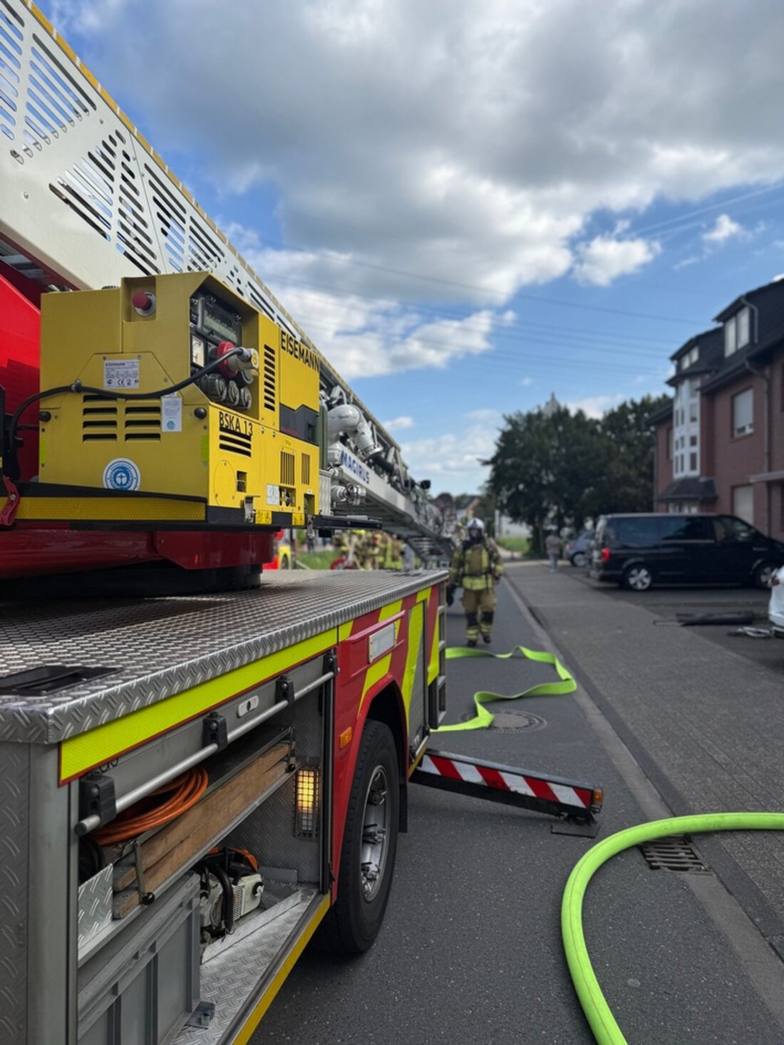 Feuerwehr Ratingen war am 06.05.2025 bei einem Wohnungsbrand in Lintorf im Einsatz. Massive Schäden in der Dachgeschosswohnung, Bewohnerinnen evakuiert.