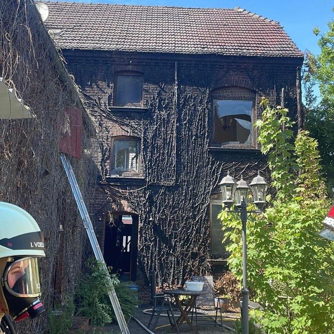 Fassade in Rheurdt brennt nach Flämmarbeiten; eine Person verletzt. Feuerwehr verhindert Ausbreitung des Feuers.