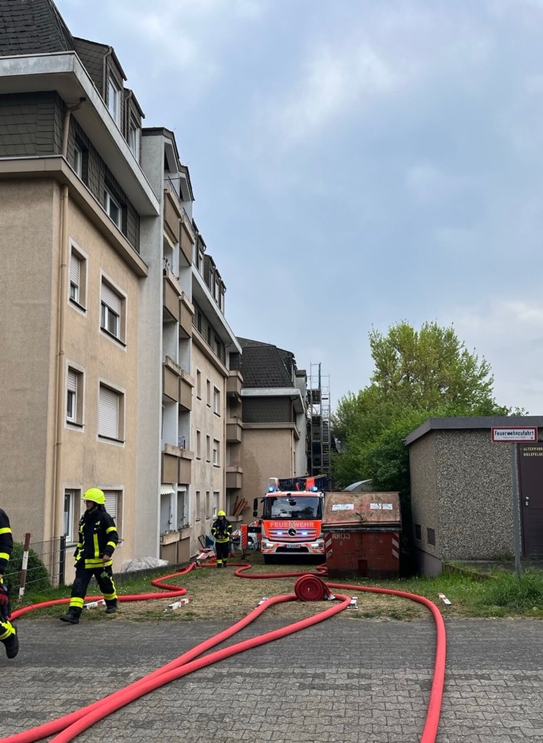 In Zeilsheim wurde die Feuerwehr Frankfurt um 16:15 Uhr zu einem Brand in einer Seniorenwohnanlage alarmiert. Drei Personen wurden gerettet.
