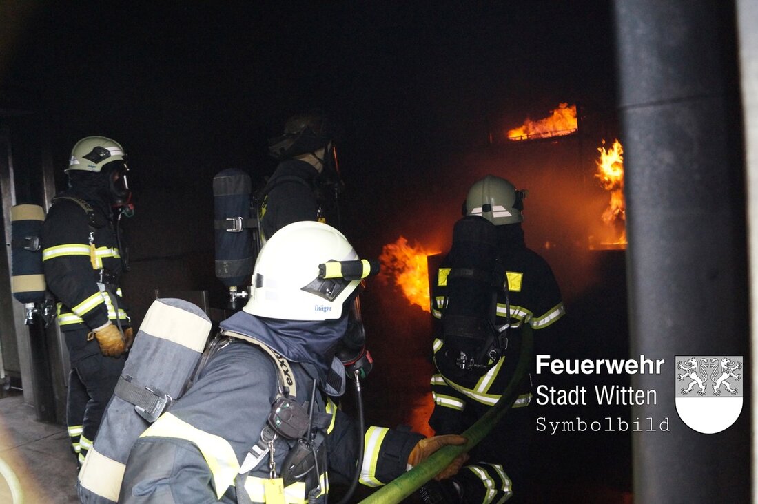 Am Montagabend brach in einer Werkstatt an der Crengeldanzstraße ein Brand aus. Rund 30 Feuerwehrleute konnten das Feuer löschen.