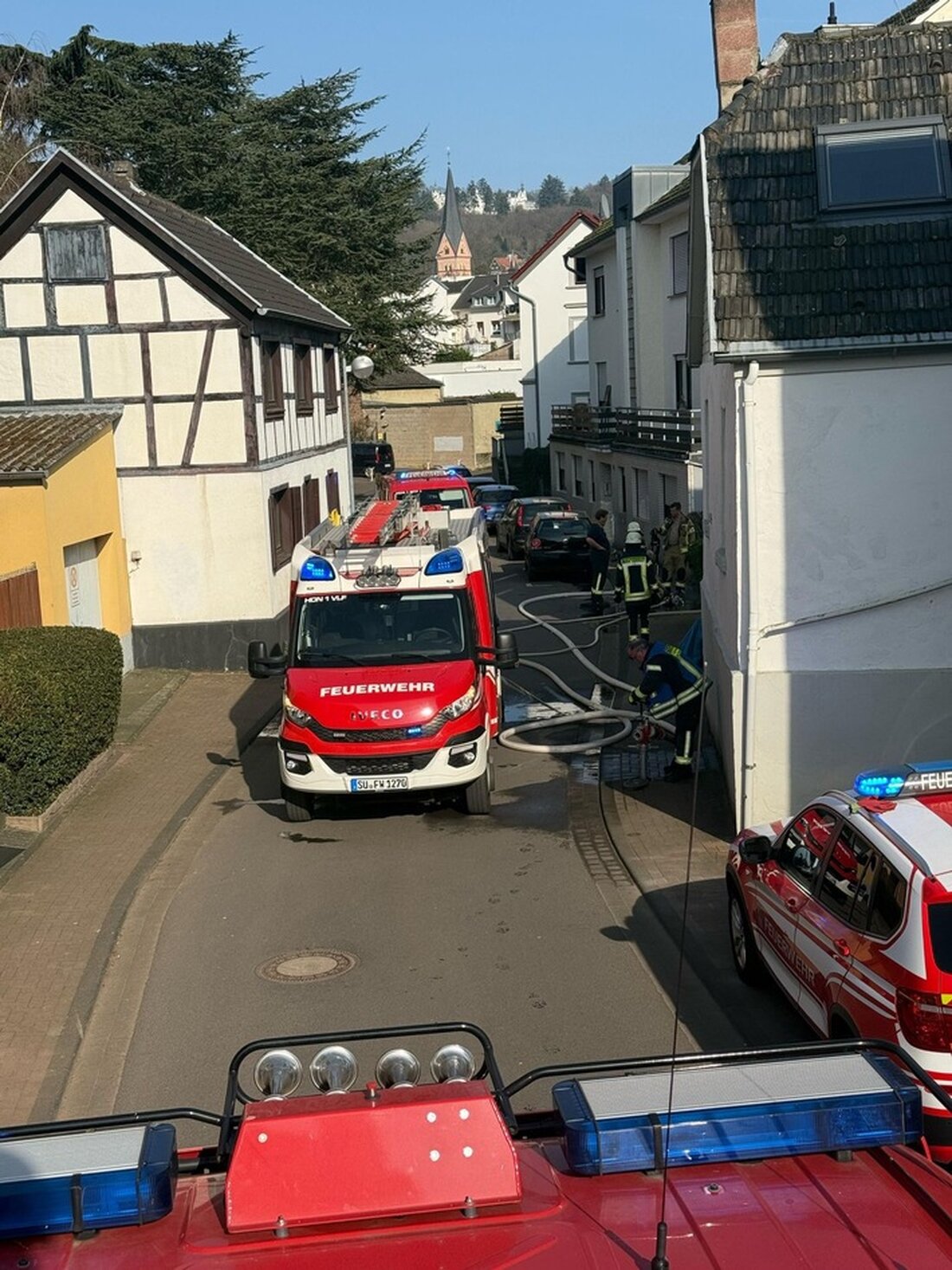Am Sonntag in Bad Honnef brannte ein Pkw und eine Hecke. Die Feuerwehr verhinderte erfolgreich das Übergreifen der Flammen.
