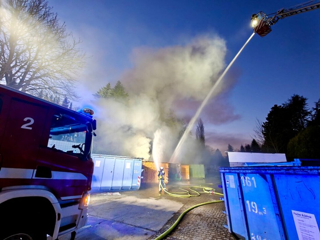 Feuerwehr Bochum bewältigte vier Einsätze in kurzer Zeit: Brand, Rauchentwicklung und Fahrzeugunfall erforderten schnelle Reaktionen.