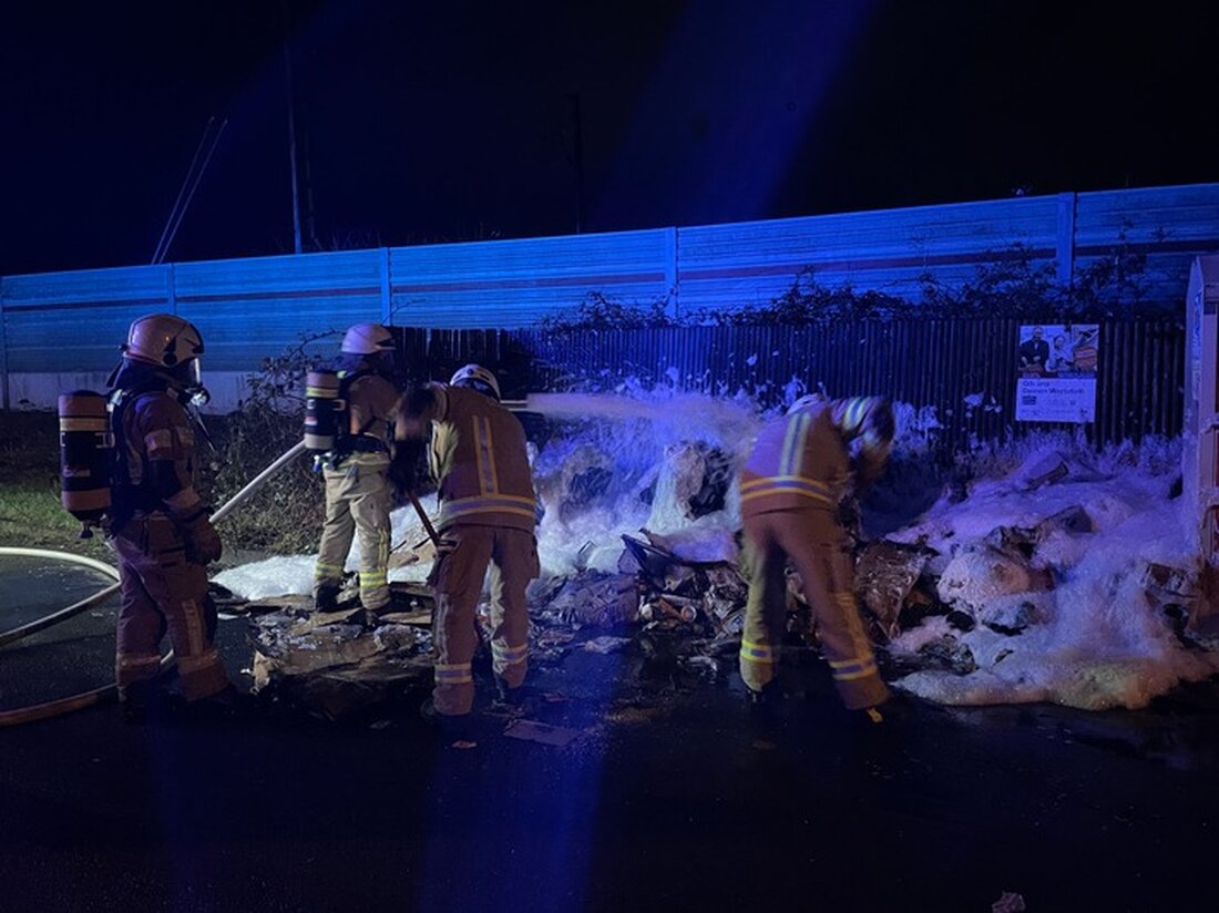 In Lehrte brennen erneut Altpapiercontainer. Die Feuerwehr wurde zu zwei Bränden in der Nacht gerufen. Polizei ermittelt.