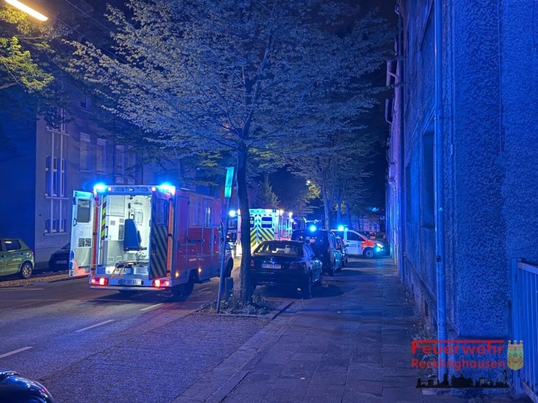 In der Nacht zum 22. April 2025 brach in einem Mehrfamilienhaus in Recklinghausen ein Küchenbrand aus. Alle 15 Bewohner blieben unverletzt.