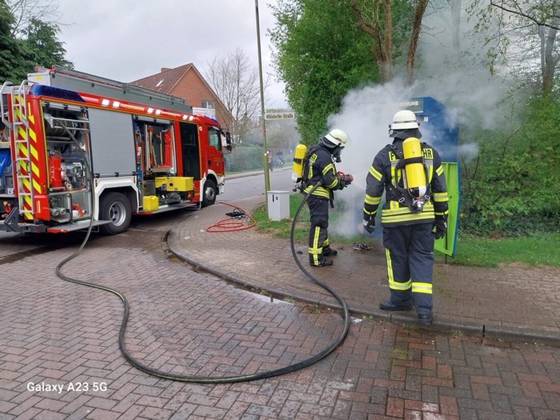 Am 18. April 2025 brannte ein Kleidercontainer in Schiffdorf, Feuerwehr führte umgehenden Löschangriff durch. Schadenshöhe unklar.