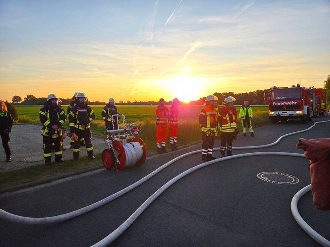 Freiwillige Feuerwehren aus Visselhövede löschen Zimmerbrand in Einfamilienhaus. Schwierige Brandbekämpfung durch Glutnester.