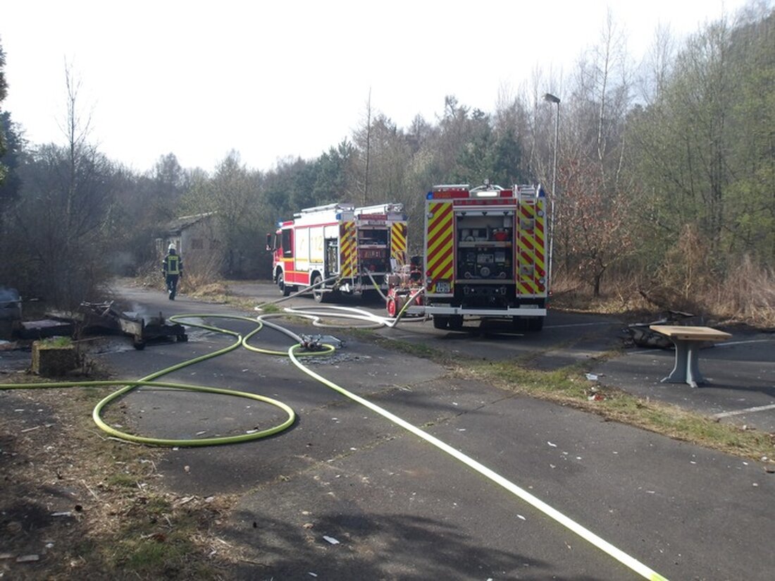 Feuerwehr Dinslaken löscht Brand am ehemaligen Schießstand in Oberlohberg; mehrere Einsätze am Samstag. Einsatzkräfte erfolgreich.