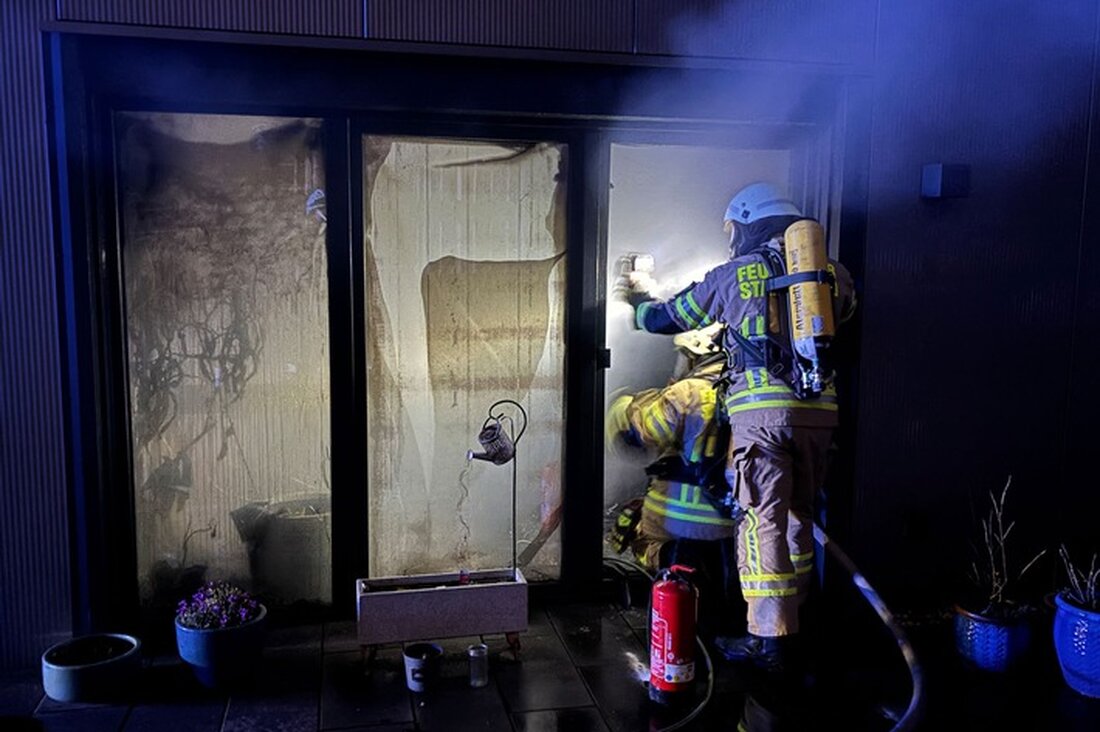 In Goch brach in der Nacht ein Zimmerbrand in einer Werkstatthalle aus. Eine Person wurde mit Verdacht auf Rauchgasvergiftung ins Krankenhaus gebracht. Feuerwehr verhinderte größere Schäden.
